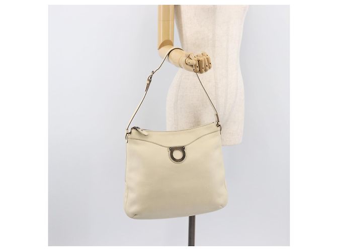 Salvatore Ferragamo Gancini Shoulder Bag Leather Ivory Silver - vista 27