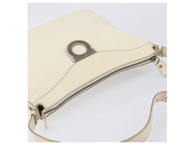 Salvatore Ferragamo Gancini Shoulder Bag Leather Ivory Silver - vista 7