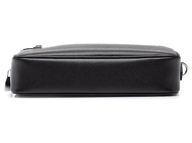 Louis Vuitton Black Taiga Pochette Kasai - vista 3