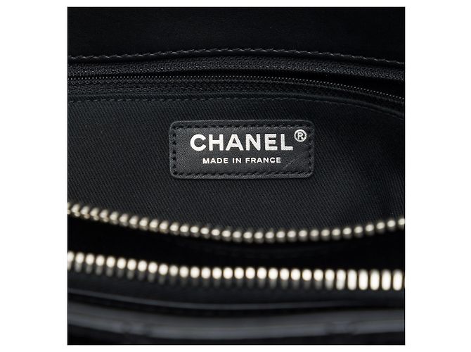 Borsa Tote Chanel Black CC Quilted Patent Charm - vista 5
