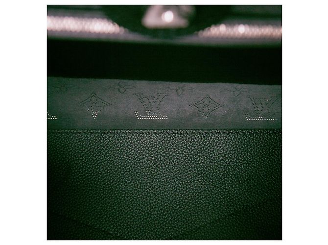 Louis Vuitton Black Monogram Mahina Carmel - vista 4