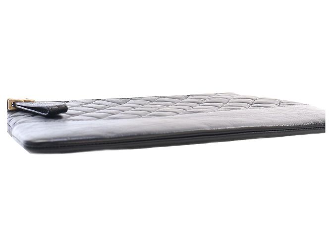 Chanel Gabrielle O Case Clutch in pelle di vitello invecchiata matelassé nera Medium - vista 11