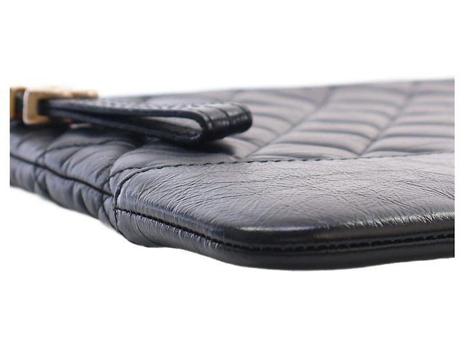Chanel Gabrielle O Case Clutch in pelle di vitello invecchiata matelassé nera Medium - vista 12