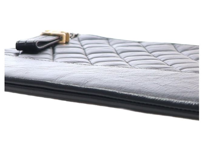 Chanel Gabrielle O Case Clutch in pelle di vitello invecchiata matelassé nera Medium - vista 13