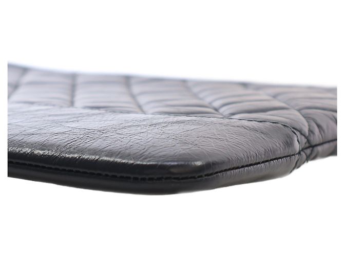Chanel Gabrielle O Case Clutch in pelle di vitello invecchiata matelassé nera Medium - vista 14