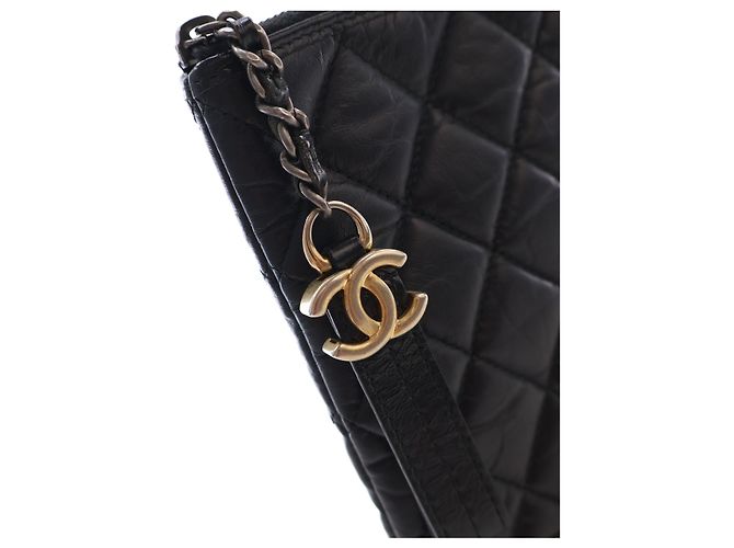 Chanel Gabrielle O Case Clutch in pelle di vitello invecchiata matelassé nera Medium - vista 7