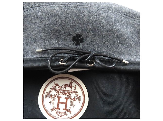 Hermès Hermes Saint Honor Charm Barett aus Lammleder - Ansicht 6