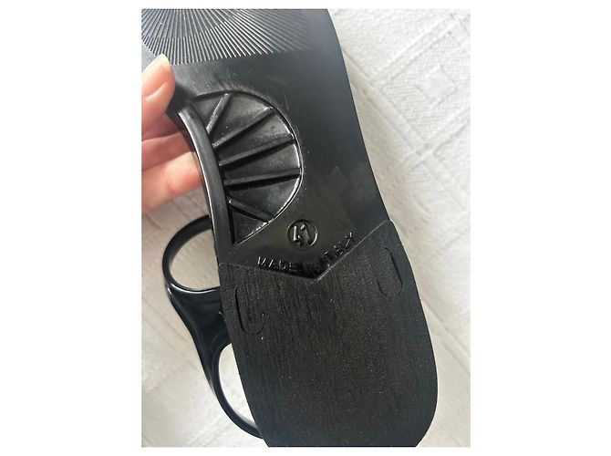 Sandali bassi Chanel in gomma nera con perle - vista 12