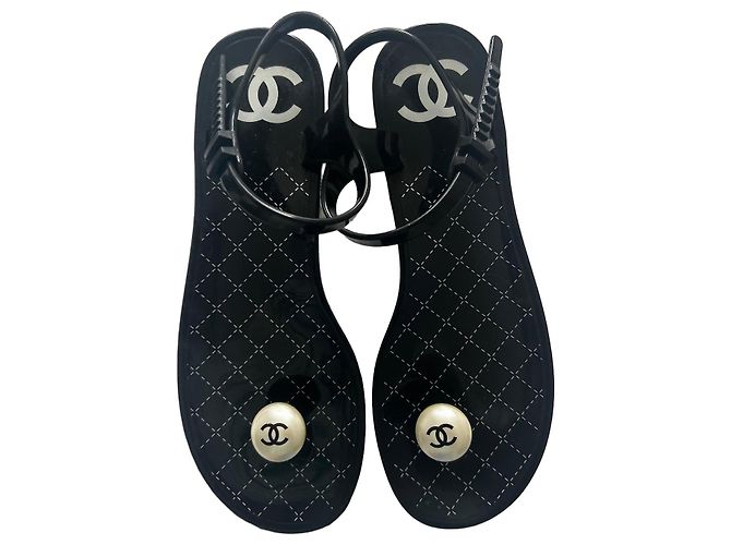 Sandali bassi Chanel in gomma nera con perle - vista 2