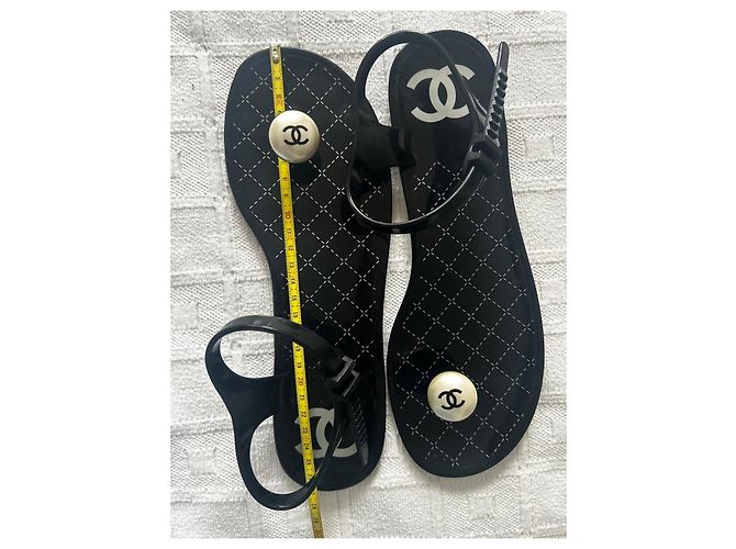 Sandali bassi Chanel in gomma nera con perle - vista 5