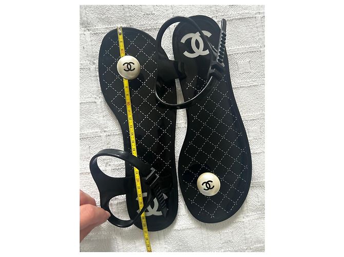 Sandali bassi Chanel in gomma nera con perle - vista 6