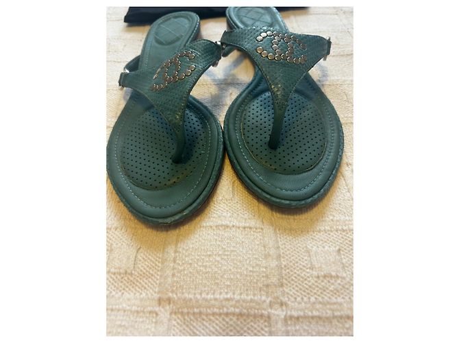 Infradito Chanel in pelle blu anatra - vista 11