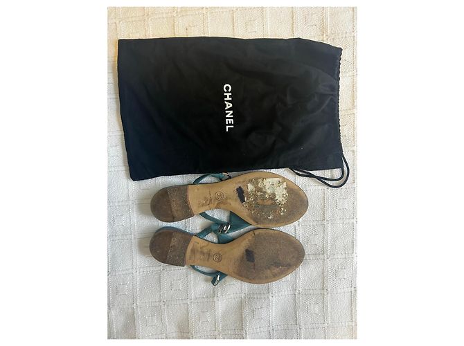 Infradito Chanel in pelle blu anatra - vista 2