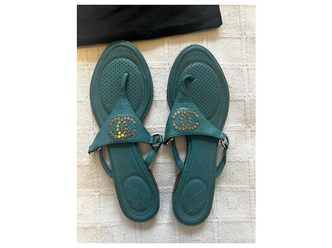 Infradito Chanel in pelle blu anatra - vista 3
