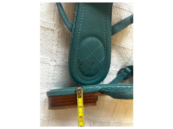 Infradito Chanel in pelle blu anatra - vista 4