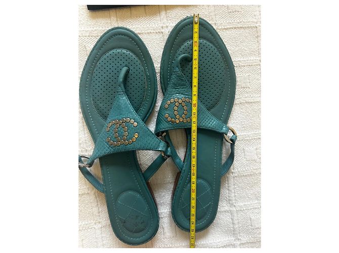 Infradito Chanel in pelle blu anatra - vista 5