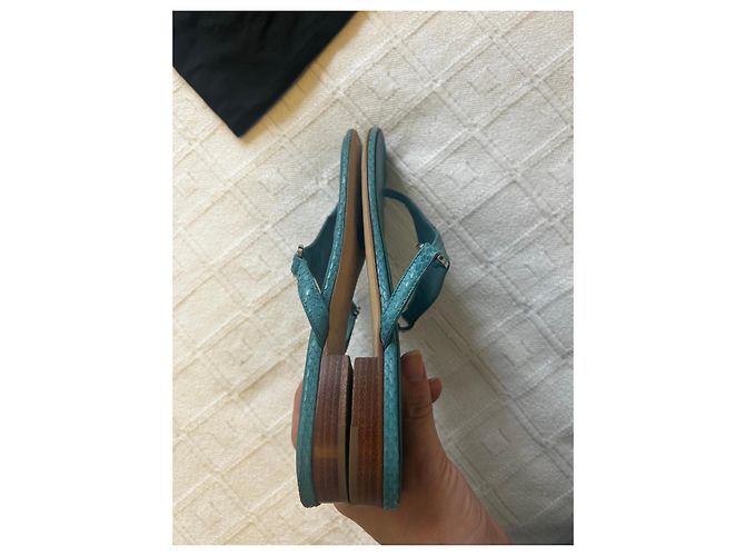 Infradito Chanel in pelle blu anatra - vista 7