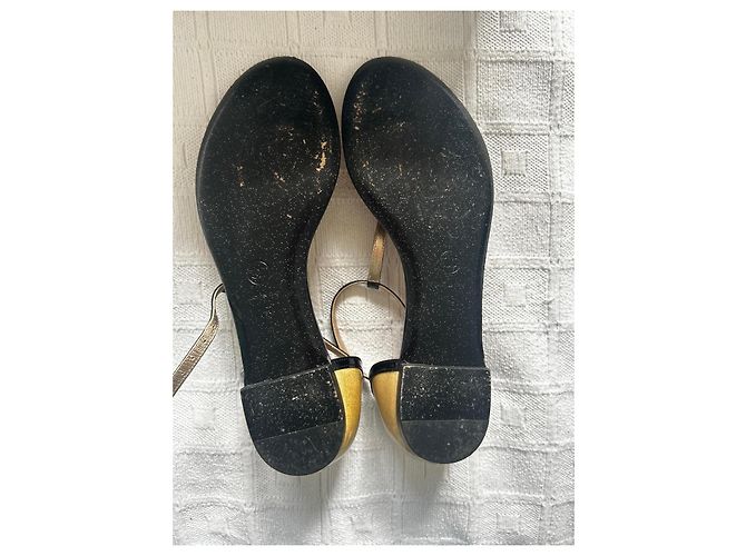 Sandali bassi Chanel in pelle nera e dorata - vista 10