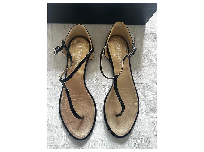 Sandali bassi Chanel in pelle nera e dorata - vista 3