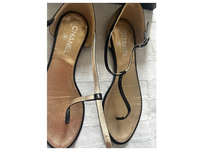 Sandali bassi Chanel in pelle nera e dorata - vista 4