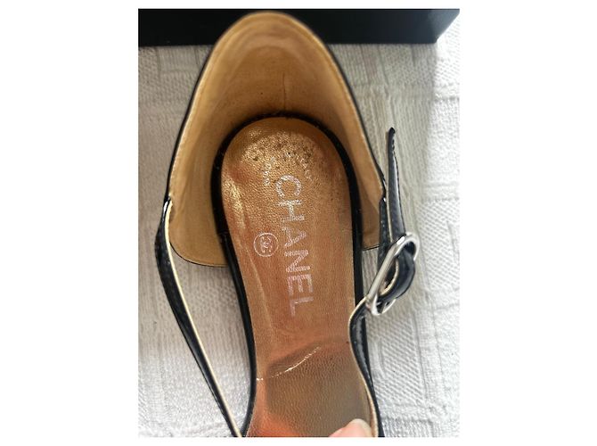 Sandali bassi Chanel in pelle nera e dorata - vista 5