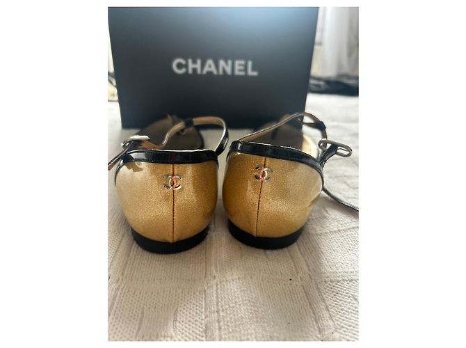 Sandali bassi Chanel in pelle nera e dorata - vista 6