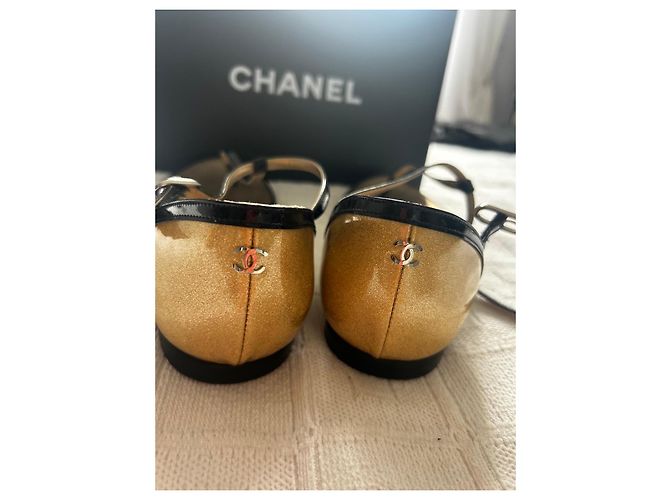 Sandali bassi Chanel in pelle nera e dorata - vista 7