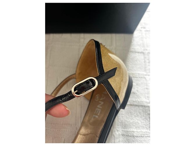 Sandali bassi Chanel in pelle nera e dorata - vista 8