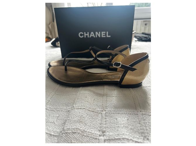 Sandali bassi Chanel in pelle nera e dorata - vista 9