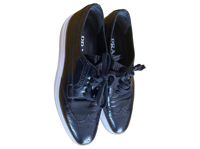 Prada Brogue-Schuhe aus schwarzem Lackleder - Ansicht 2