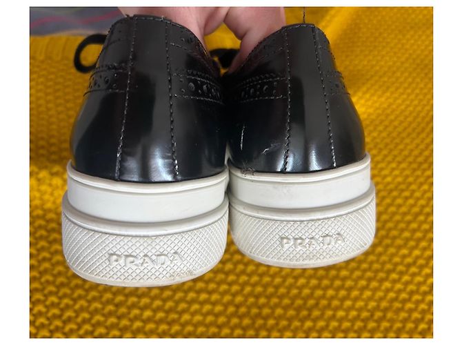 Prada Brogue-Schuhe aus schwarzem Lackleder - Ansicht 3
