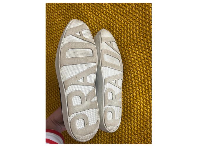 Prada Brogue-Schuhe aus schwarzem Lackleder - Ansicht 4