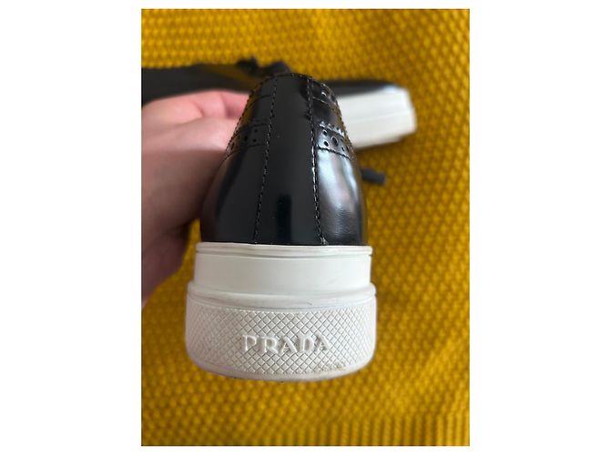 Prada Brogue-Schuhe aus schwarzem Lackleder - Ansicht 6