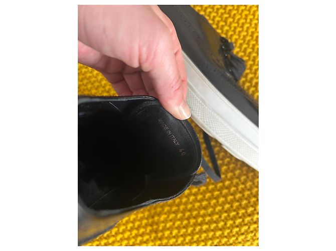 Prada Brogue-Schuhe aus schwarzem Lackleder - Ansicht 7