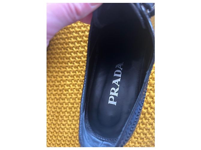 Prada Brogue-Schuhe aus schwarzem Lackleder - Ansicht 8