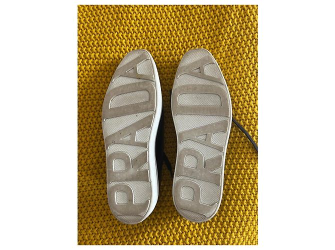 Prada Brogue-Schuhe aus schwarzem Lackleder - Ansicht 9