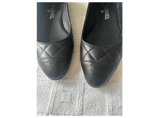 Ballerines Chanel matelassées en cuir noir - vista 10