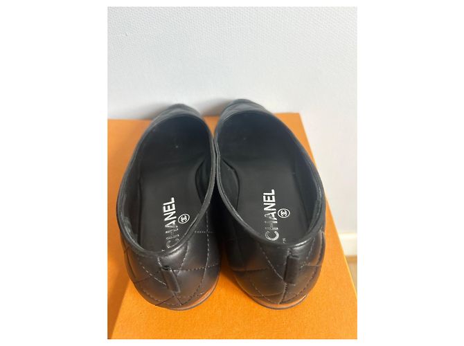 Ballerines Chanel matelassées en cuir noir - vista 2