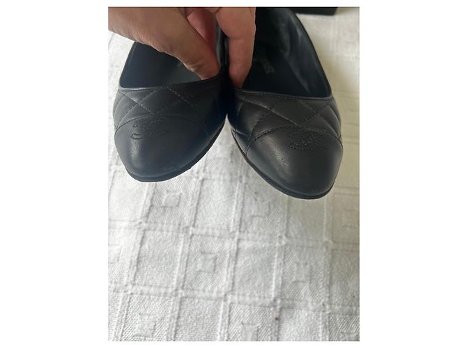 Ballerines Chanel matelassées en cuir noir - vista 9