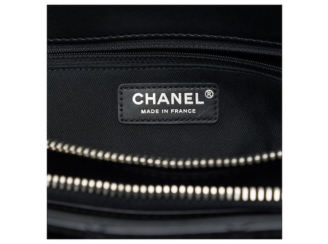 Black Chanel CC gesteppte Lackleder Tote mit Charm - Ansicht 5