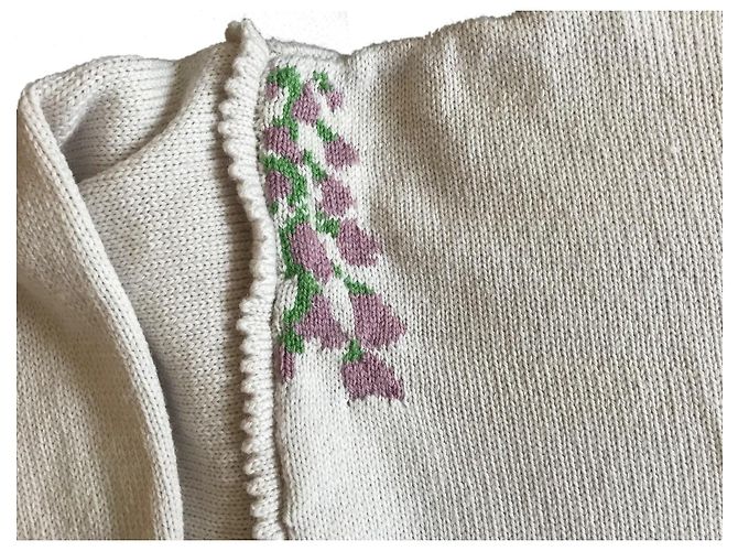 Autre Marque Weißer Merinowollpullover bestickt mit Charakter- und Lebensmittelmotiven - Ansicht 10