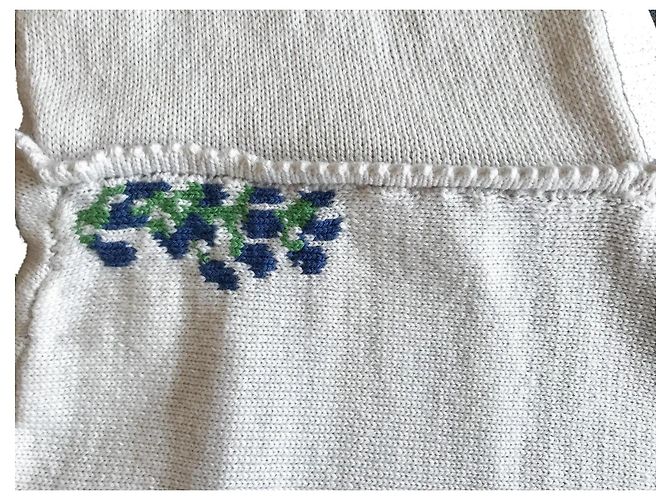 Autre Marque Weißer Merinowollpullover bestickt mit Charakter- und Lebensmittelmotiven - Ansicht 5