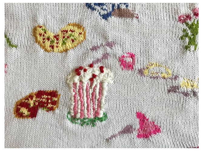 Autre Marque Weißer Merinowollpullover bestickt mit Charakter- und Lebensmittelmotiven - Ansicht 7