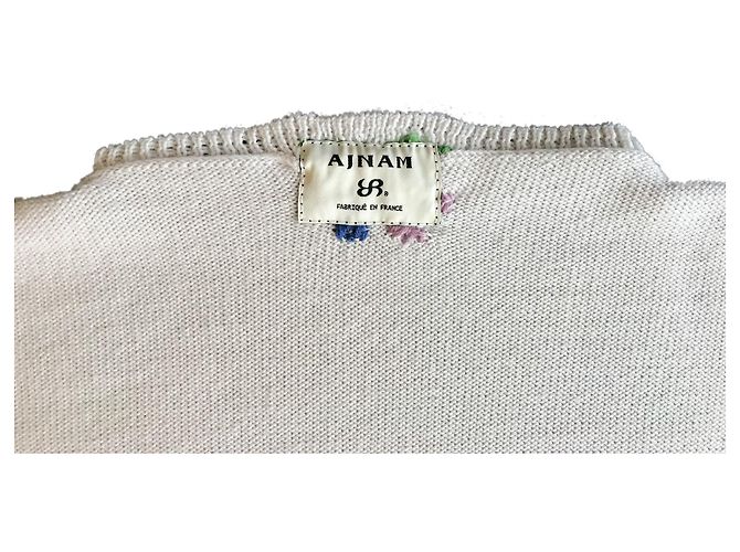 Autre Marque Weißer Merinowollpullover bestickt mit Charakter- und Lebensmittelmotiven - Ansicht 9