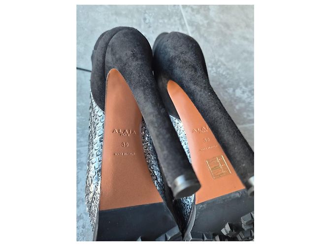 Alaïa Bottines à lacets en daim et cuir python argenté - vue 7