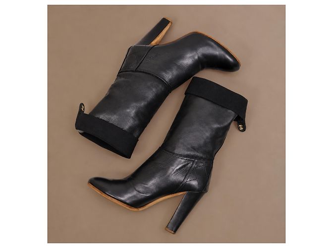 Chanel Botas de couro preto acolchoadas - vista 12