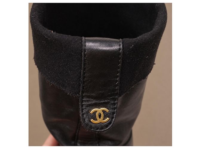 Chanel Botas de couro preto acolchoadas - vista 18