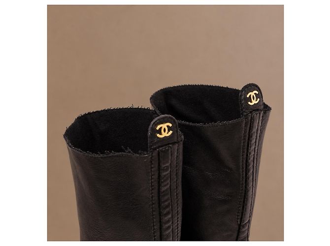 Chanel Botas de couro preto acolchoadas - vista 19