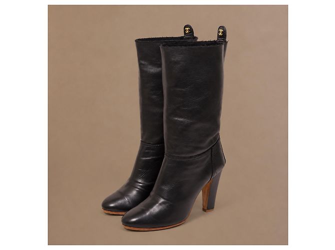 Chanel Botas de couro preto acolchoadas - vista 2