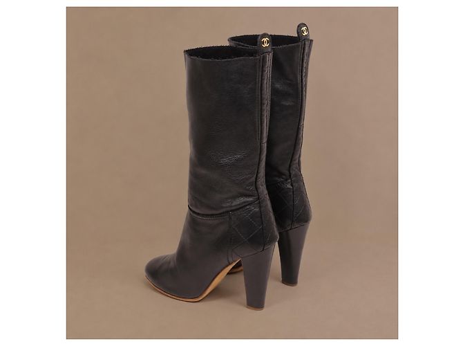 Chanel Botas de couro preto acolchoadas - vista 3
